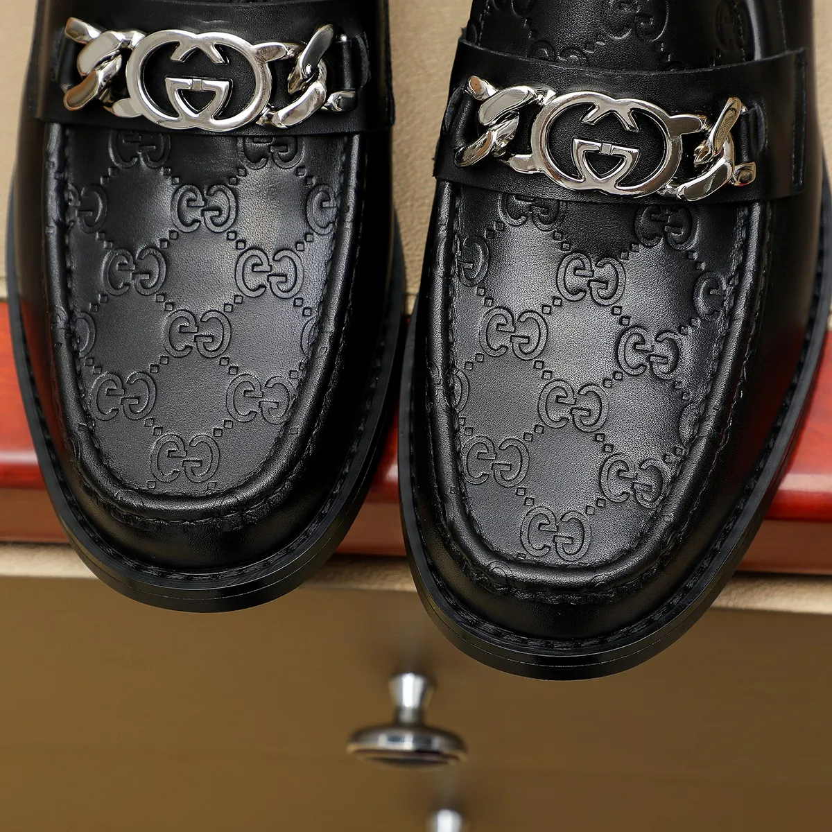 Men's men's shoes💰460💰💰Gucci official website men's business formal leather shoes updated💥Hong Kong counters synchronize new styles💥completely one-to-one replica shipment👍zero gap in counter quality 0⃣️made of imported cowhide on the outside+water-dyed🐂leather lining, color optional! Matching code 38-45